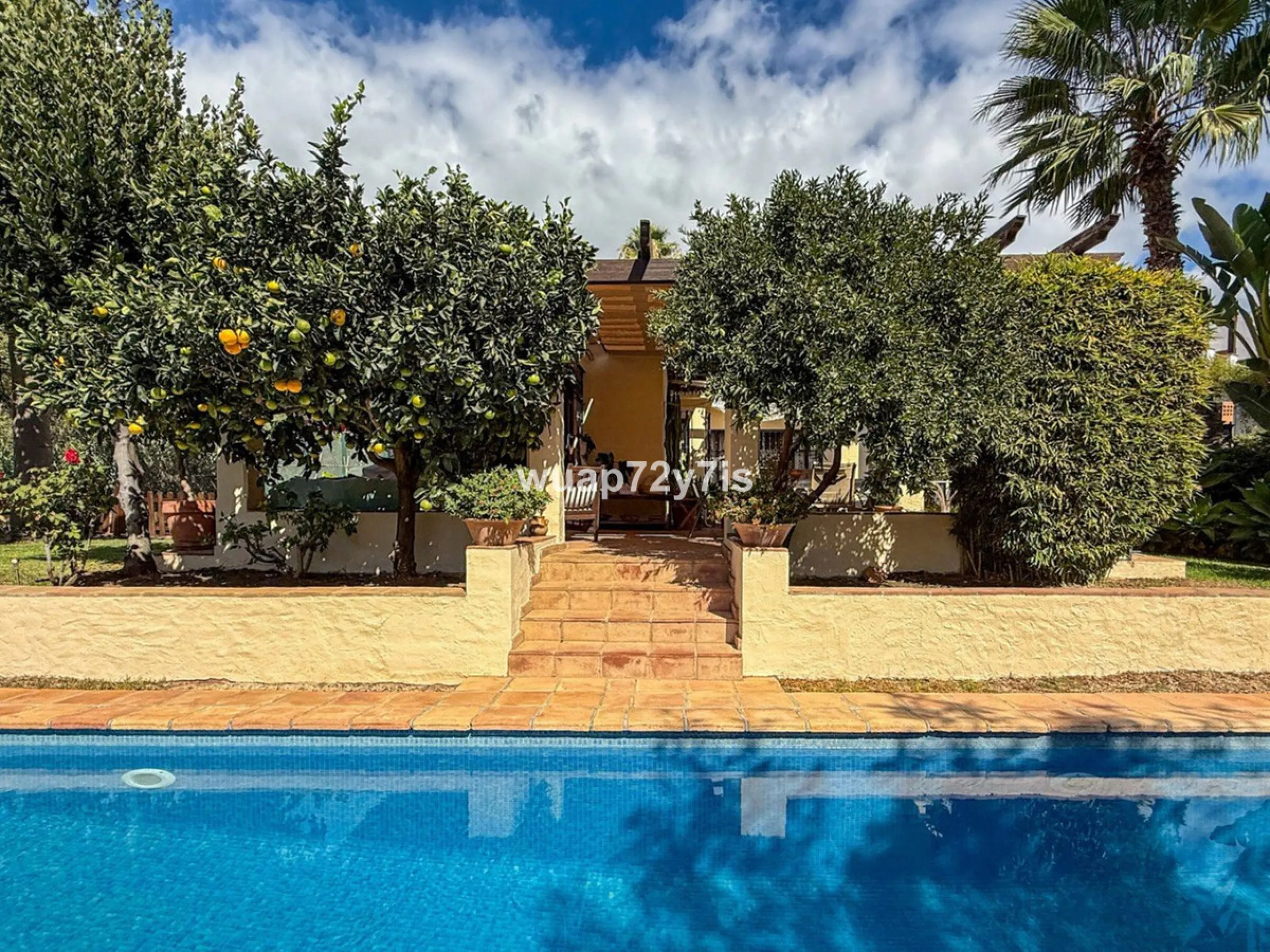 House - Detached Villa в продаже в Marbella, Málaga. В доме 2 спален и 2 ванных комнат. Площадь дома 97 м². Площадь участка 548 м²
