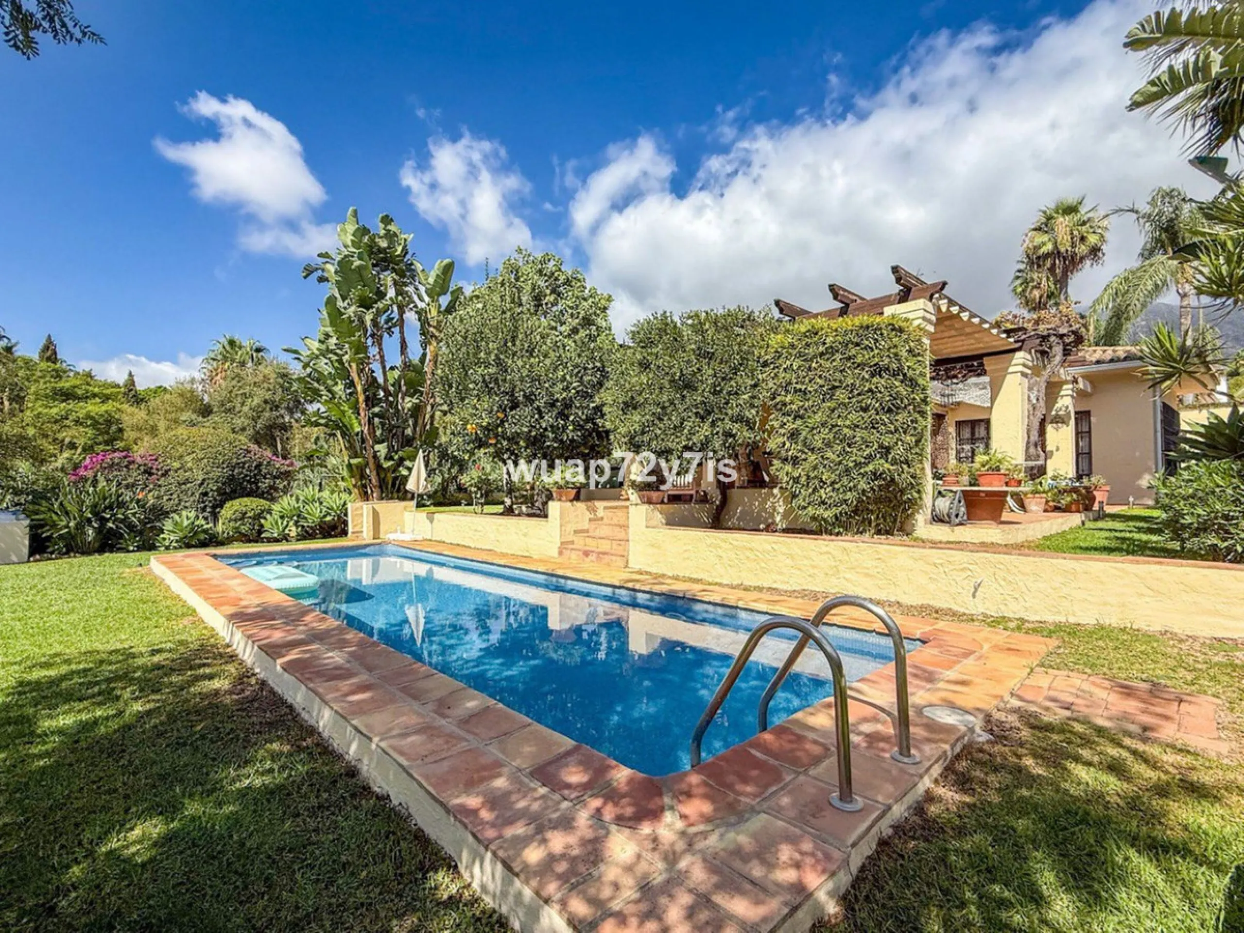 House - Detached Villa в продаже в Marbella, Málaga. В доме 2 спален и 2 ванных комнат. Площадь дома 97 м². Площадь участка 548 м²