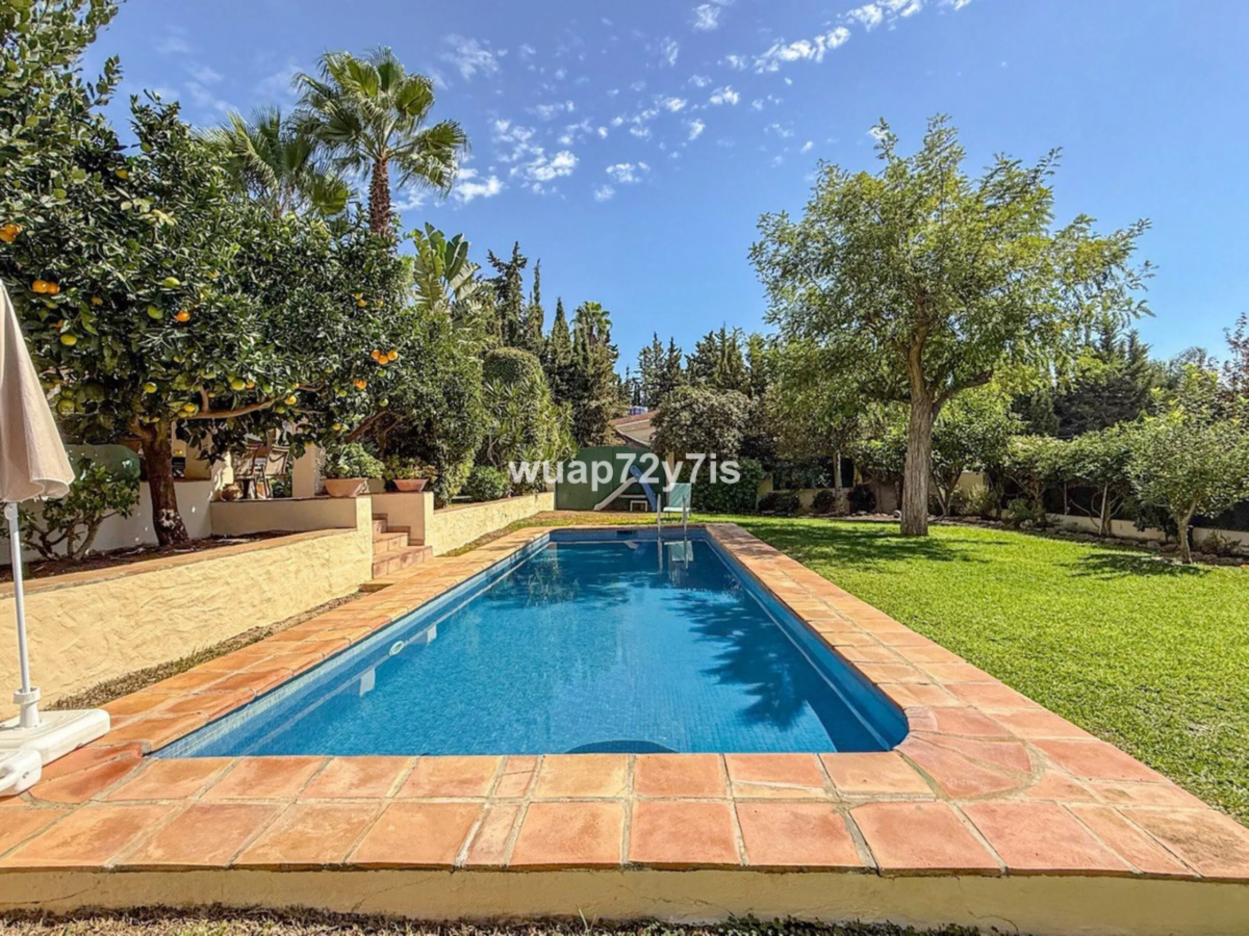 House - Detached Villa в продаже в Marbella, Málaga. В доме 2 спален и 2 ванных комнат. Площадь дома 97 м². Площадь участка 548 м²