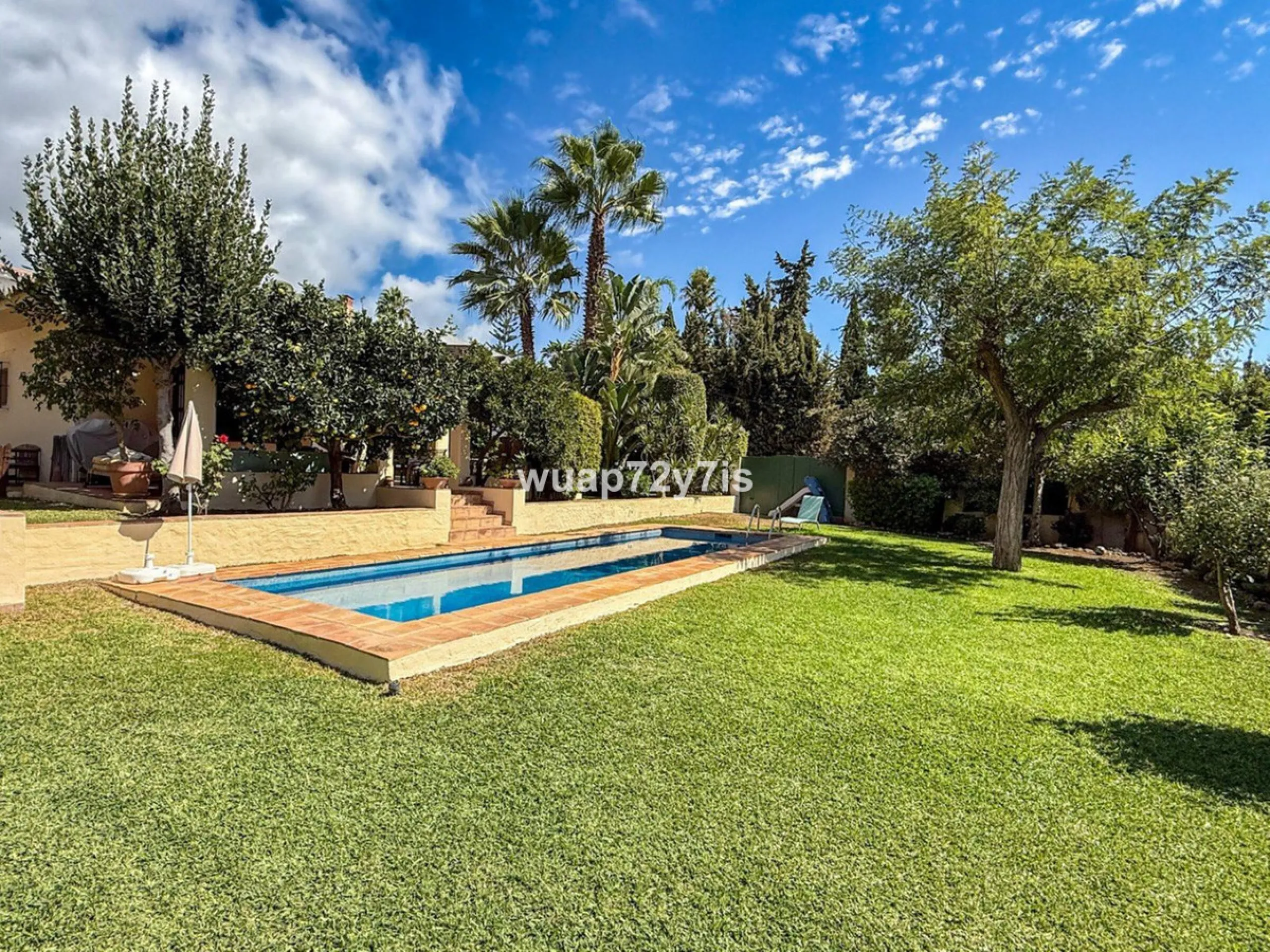 House - Detached Villa в продаже в Marbella, Málaga. В доме 2 спален и 2 ванных комнат. Площадь дома 97 м². Площадь участка 548 м²