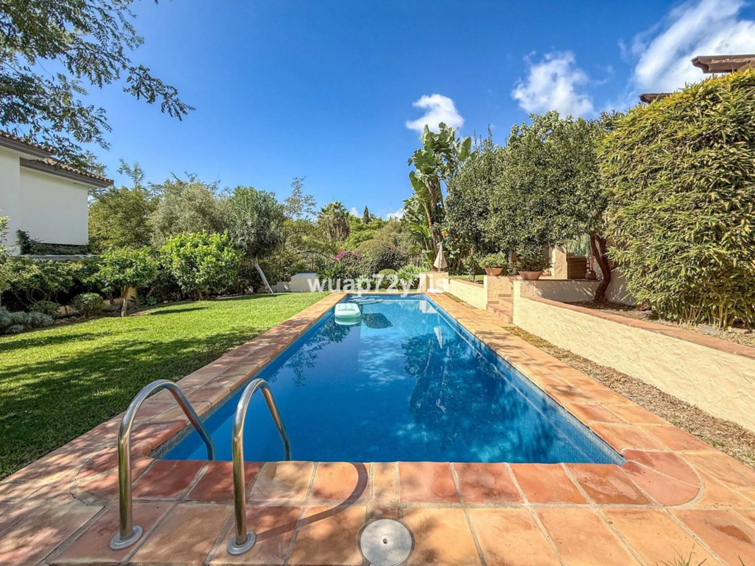 House - Detached Villa в продаже в Marbella, Málaga. В доме 2 спален и 2 ванных комнат. Площадь дома 97 м². Площадь участка 548 м²