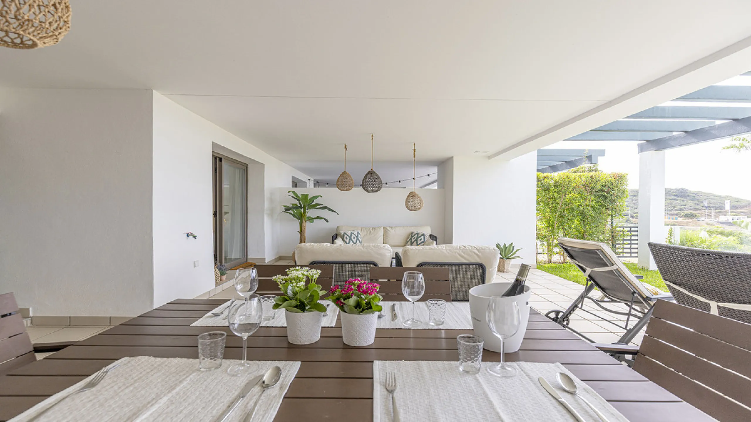 Diese elegante Erdgeschosswohnung liegt in der exklusiven Wohnanlage Terrazas de Cortesin, mitten im weltbekannten Finca Cortesin Golf Resort in Casares. Bekannt für seinen Meisterschaftsgolfplatz (Austragungsort des Solheim Cups 2023)