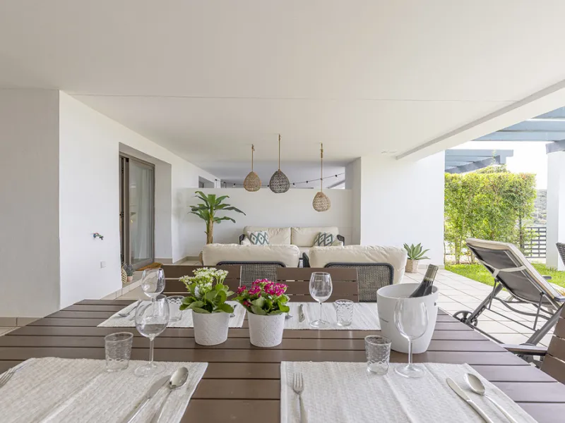 Diese elegante Erdgeschosswohnung liegt in der exklusiven Wohnanlage Terrazas de Cortesin, mitten im weltbekannten Finca Cortesin Golf Resort in Casares. Bekannt für seinen Meisterschaftsgolfplatz (Austragungsort des Solheim Cups 2023)