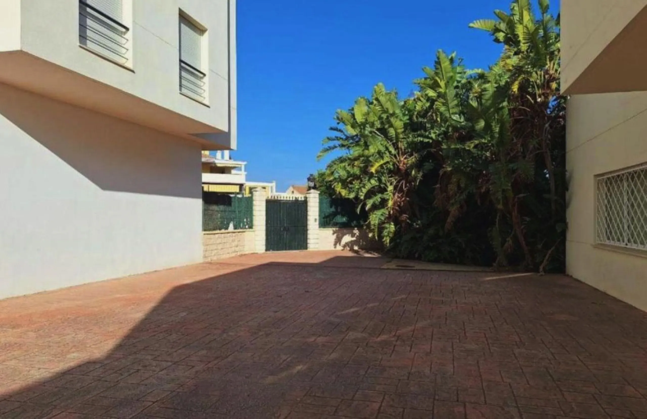 Bright 2-Bedroom Apartment with Terrace, Garage & Storage – Huerta Nueva, Estepona