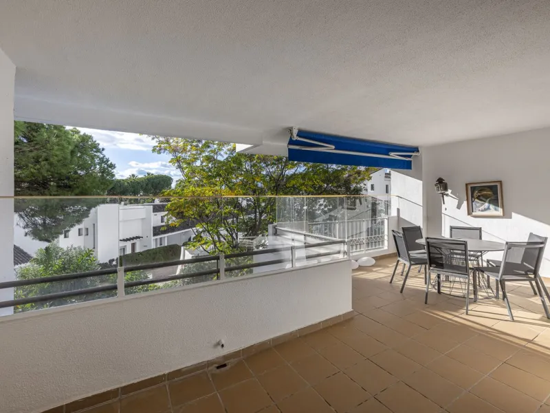 Two-bedroom, two-bathroom flat with a spacious living/dining room opening onto a large terrace. Kitchen plus utility room. One parking space included in the price.