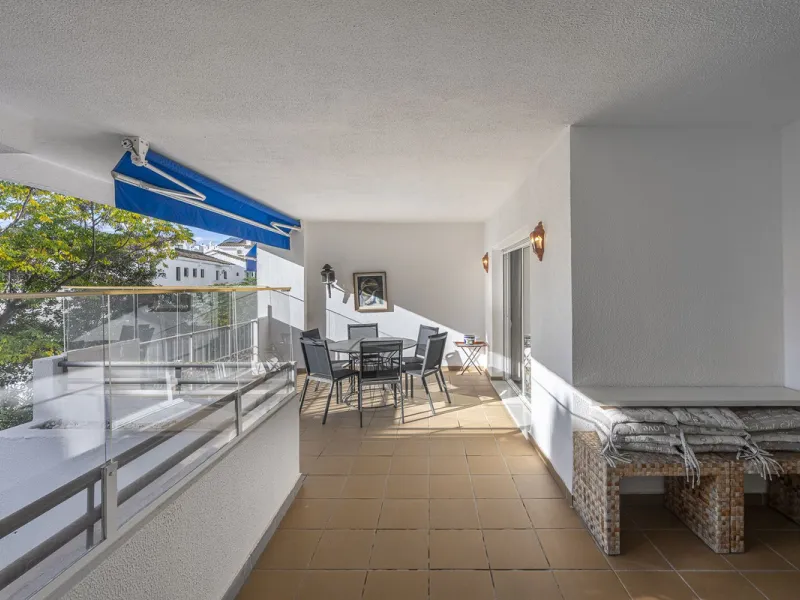 Two-bedroom, two-bathroom flat with a spacious living/dining room opening onto a large terrace. Kitchen plus utility room. One parking space included in the price.