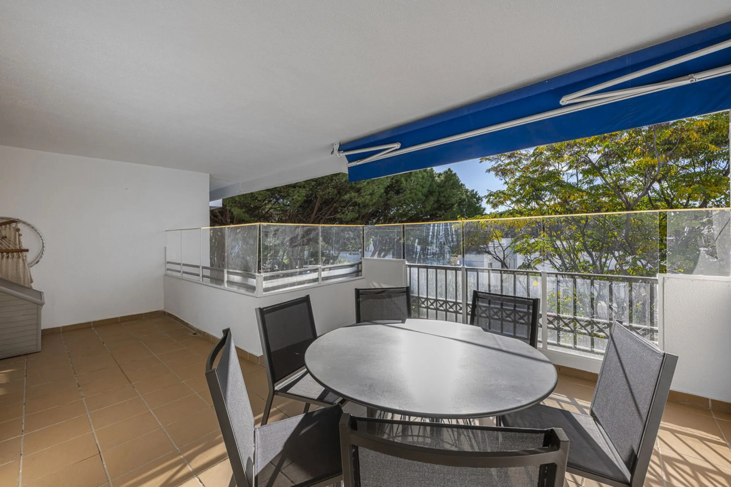 Two-bedroom, two-bathroom flat with a spacious living/dining room opening onto a large terrace. Kitchen plus utility room. One parking space included in the price.