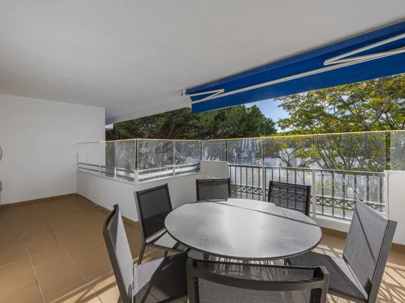 Two-bedroom, two-bathroom flat with a spacious living/dining room opening onto a large terrace. Kitchen plus utility room. One parking space included in the price.
