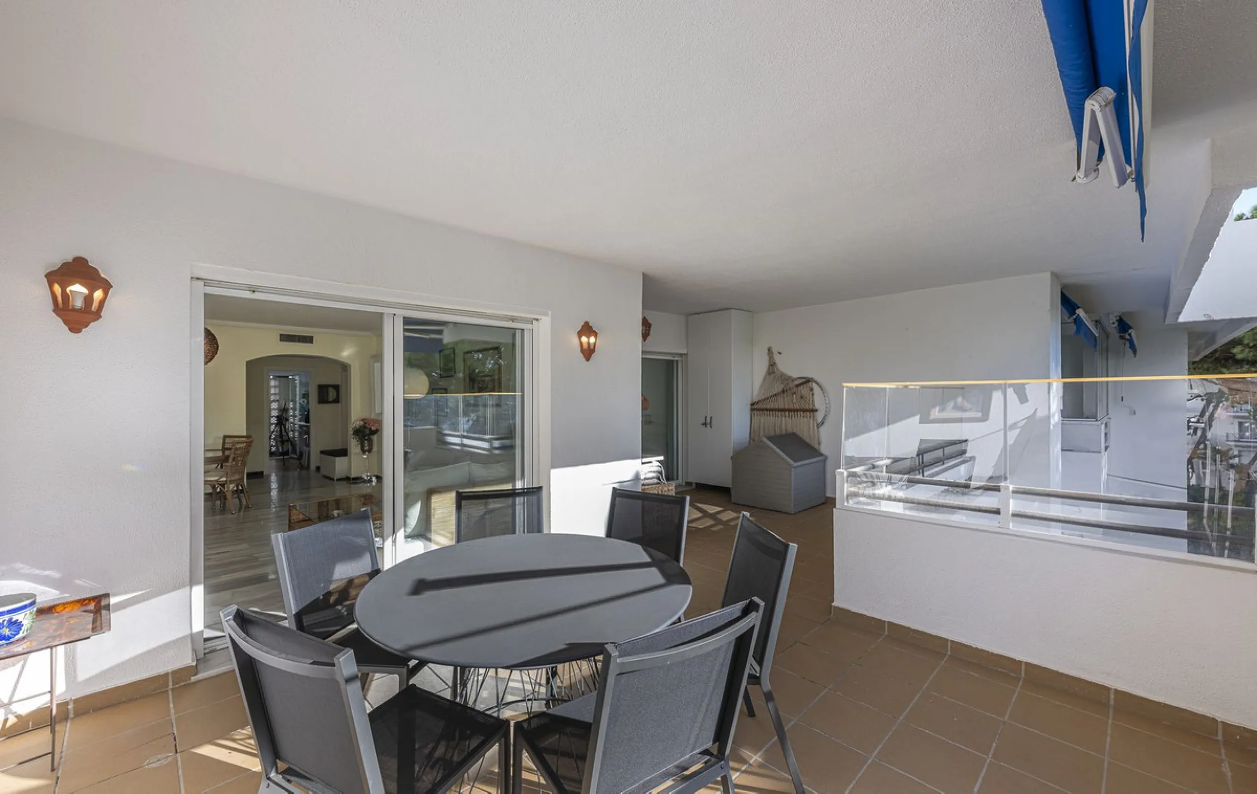 Two-bedroom, two-bathroom flat with a spacious living/dining room opening onto a large terrace. Kitchen plus utility room. One parking space included in the price.