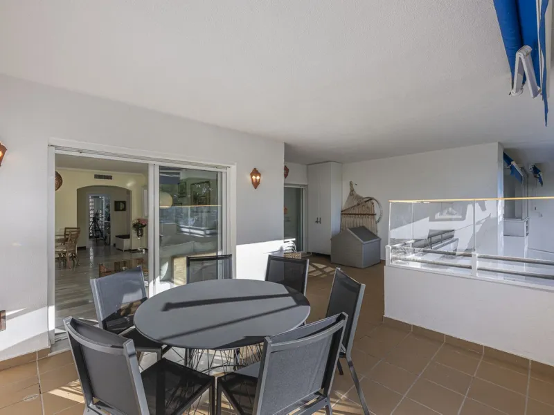 Two-bedroom, two-bathroom flat with a spacious living/dining room opening onto a large terrace. Kitchen plus utility room. One parking space included in the price.