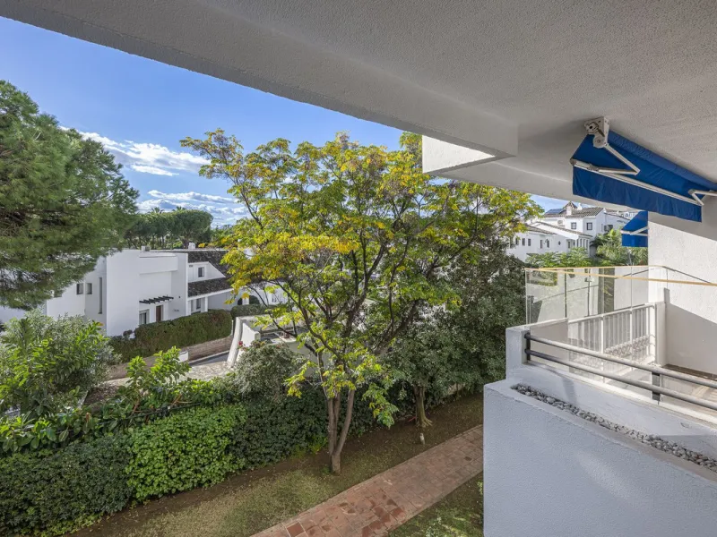 Two-bedroom, two-bathroom flat with a spacious living/dining room opening onto a large terrace. Kitchen plus utility room. One parking space included in the price.