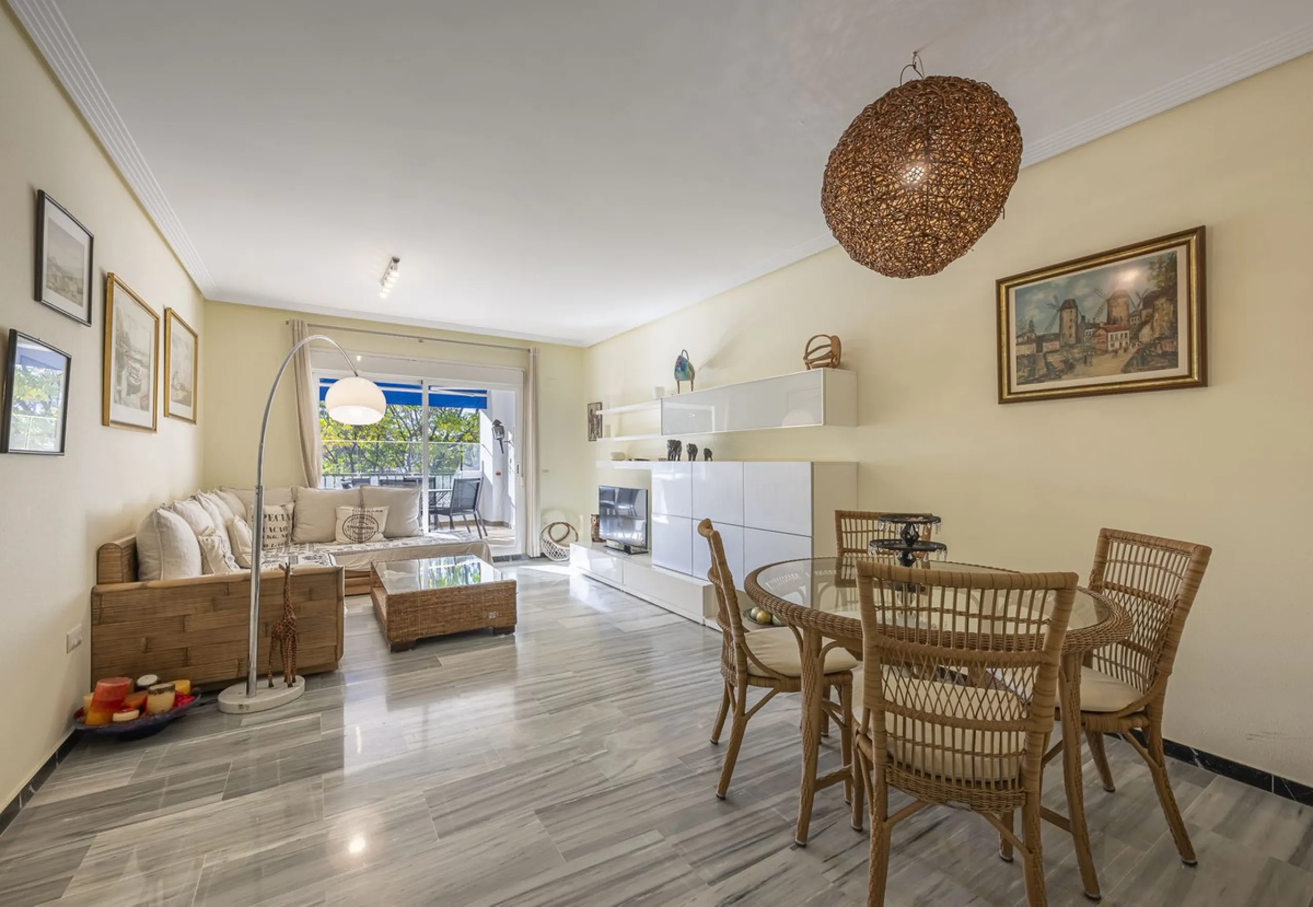 Two-bedroom, two-bathroom flat with a spacious living/dining room opening onto a large terrace. Kitchen plus utility room. One parking space included in the price.