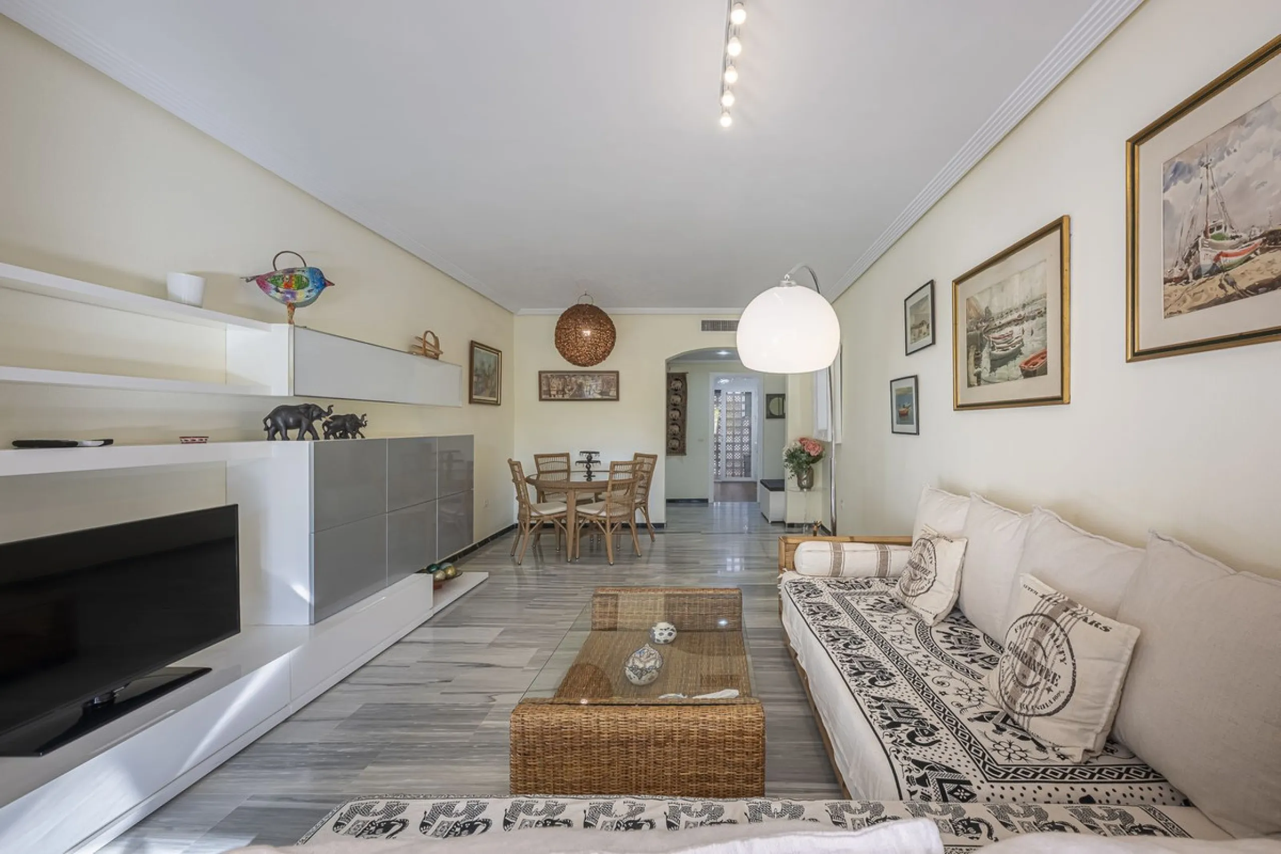 Two-bedroom, two-bathroom flat with a spacious living/dining room opening onto a large terrace. Kitchen plus utility room. One parking space included in the price.