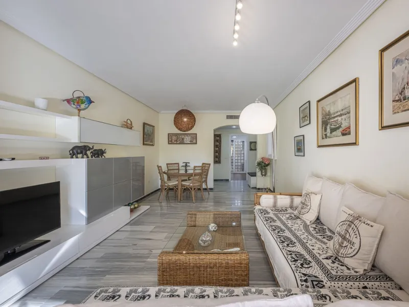 Two-bedroom, two-bathroom flat with a spacious living/dining room opening onto a large terrace. Kitchen plus utility room. One parking space included in the price.