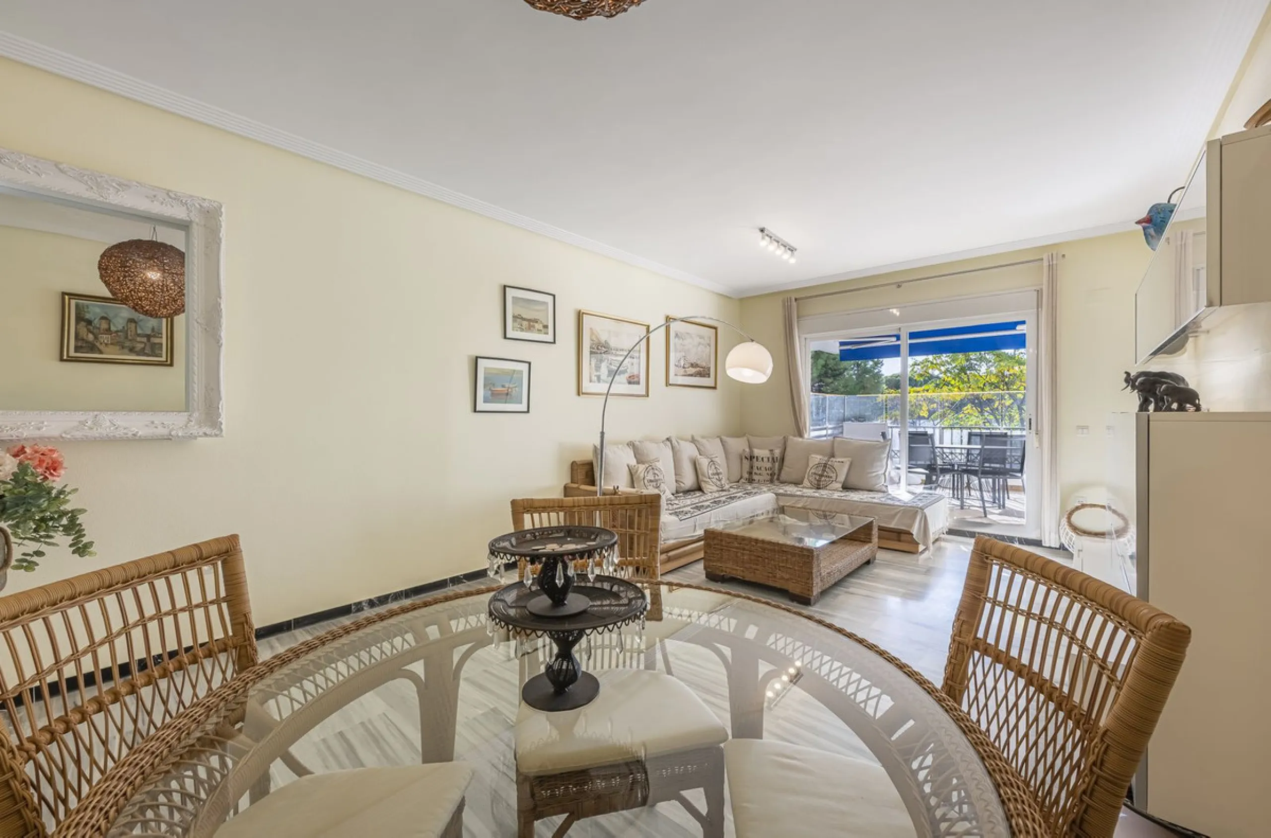 Two-bedroom, two-bathroom flat with a spacious living/dining room opening onto a large terrace. Kitchen plus utility room. One parking space included in the price.