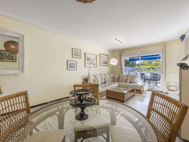 Two-bedroom, two-bathroom flat with a spacious living/dining room opening onto a large terrace. Kitchen plus utility room. One parking space included in the price.