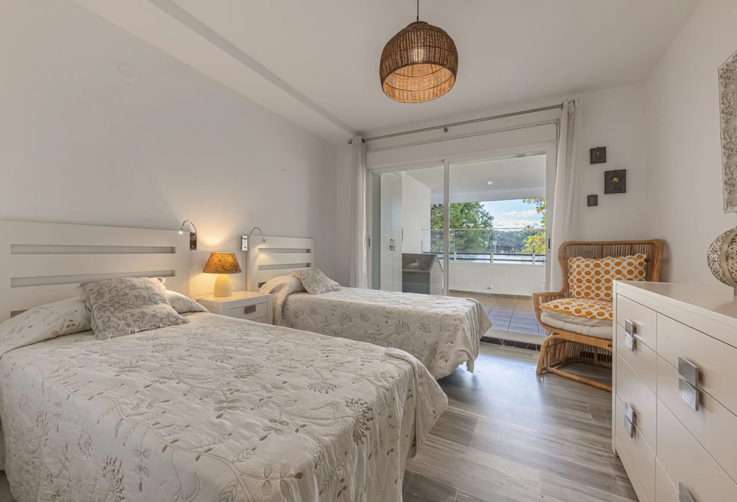 Two-bedroom, two-bathroom flat with a spacious living/dining room opening onto a large terrace. Kitchen plus utility room. One parking space included in the price.