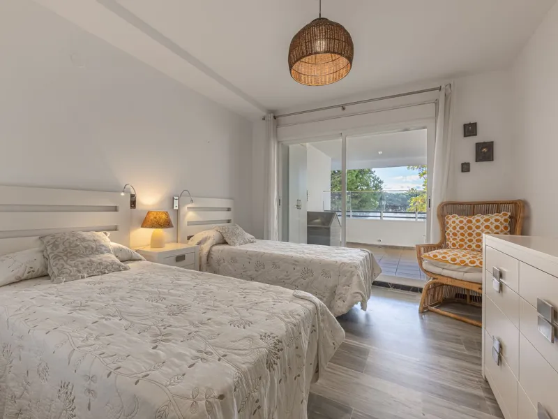 Two-bedroom, two-bathroom flat with a spacious living/dining room opening onto a large terrace. Kitchen plus utility room. One parking space included in the price.