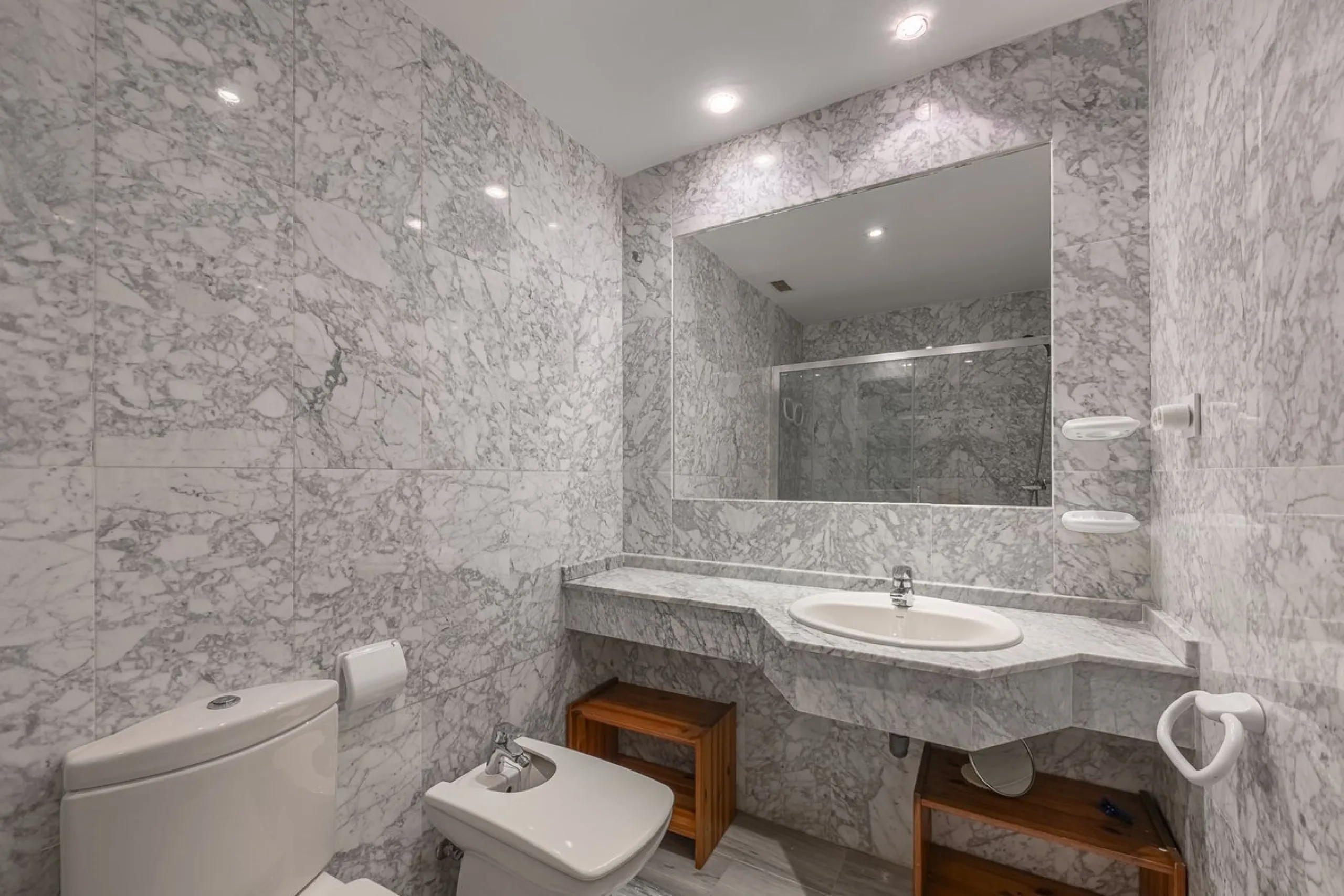 Two-bedroom, two-bathroom flat with a spacious living/dining room opening onto a large terrace. Kitchen plus utility room. One parking space included in the price.
