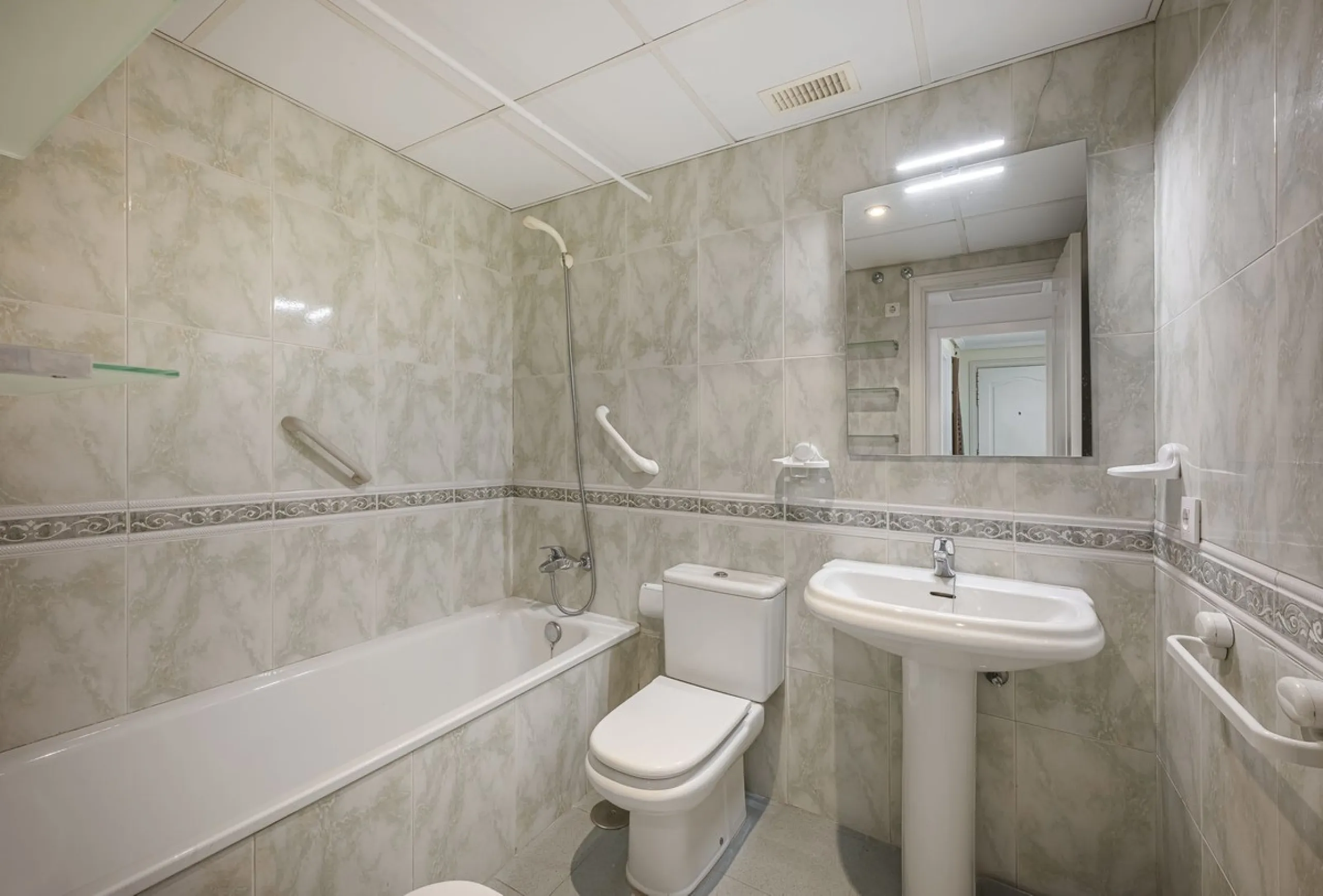 Two-bedroom, two-bathroom flat with a spacious living/dining room opening onto a large terrace. Kitchen plus utility room. One parking space included in the price.
