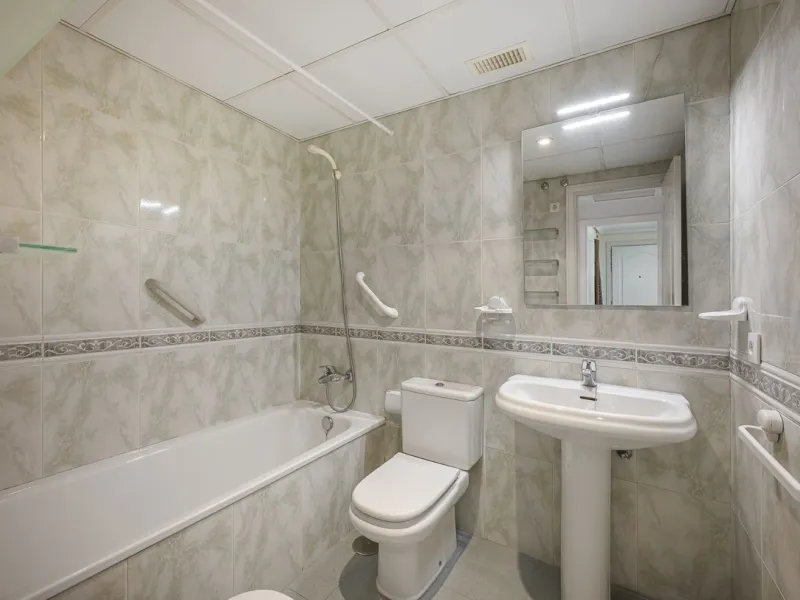 Two-bedroom, two-bathroom flat with a spacious living/dining room opening onto a large terrace. Kitchen plus utility room. One parking space included in the price.