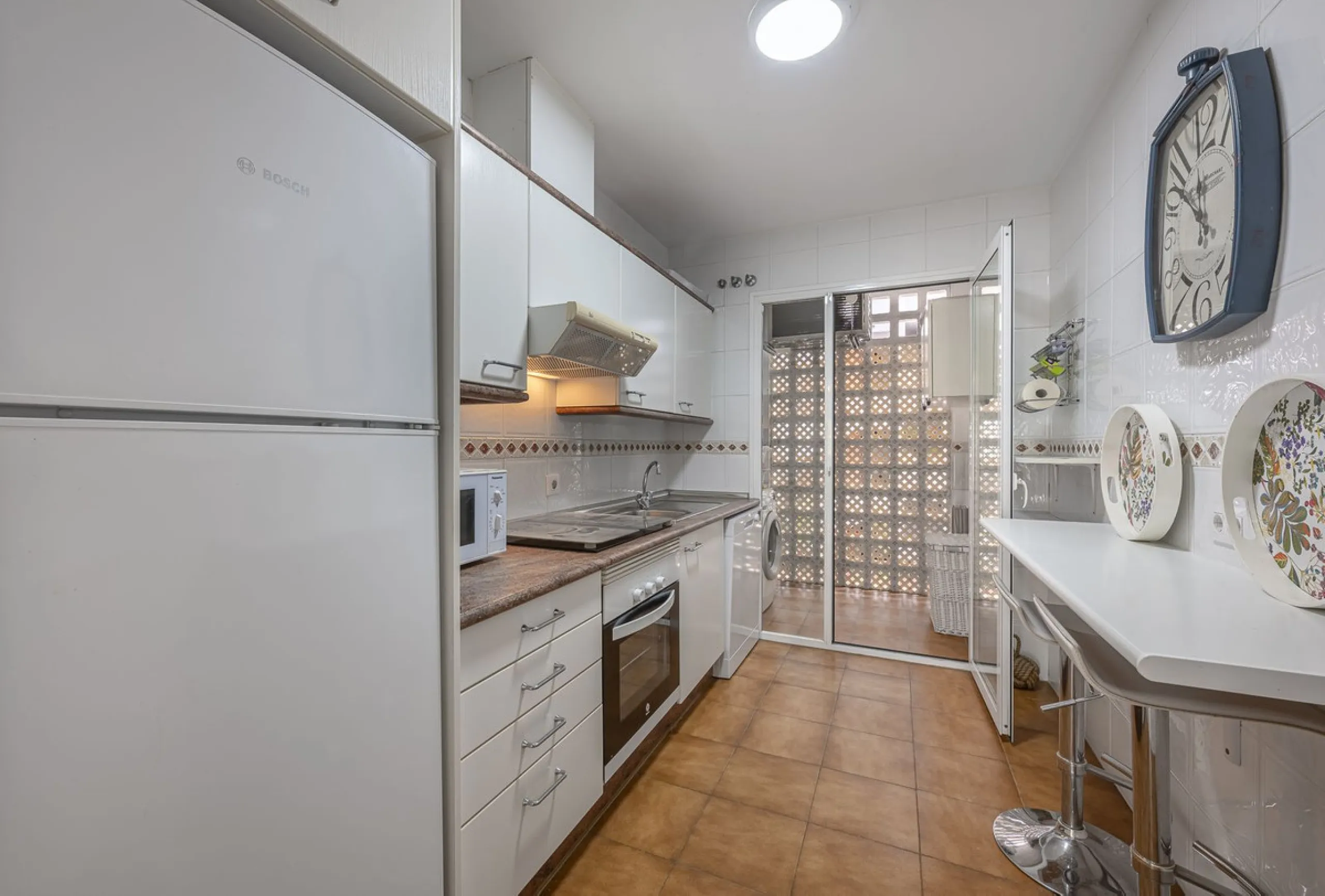 Two-bedroom, two-bathroom flat with a spacious living/dining room opening onto a large terrace. Kitchen plus utility room. One parking space included in the price.