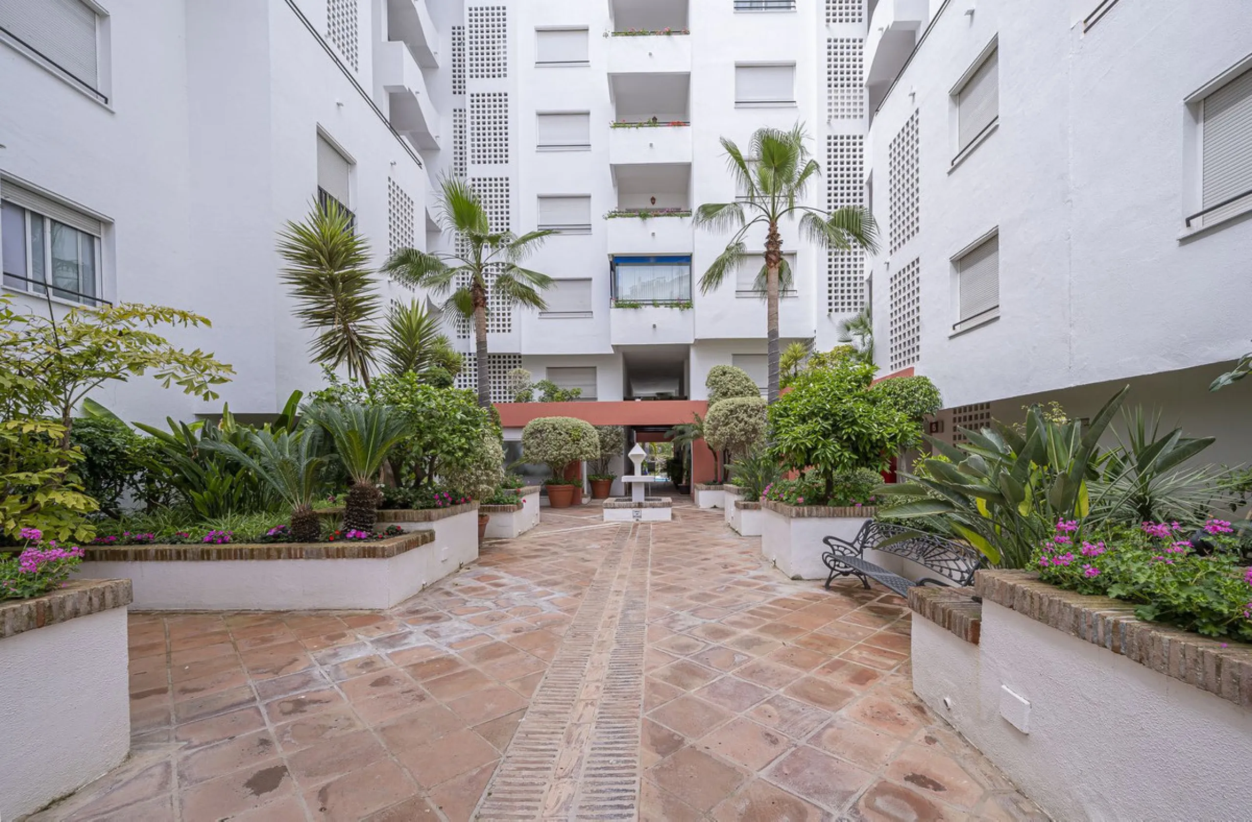 Two-bedroom, two-bathroom flat with a spacious living/dining room opening onto a large terrace. Kitchen plus utility room. One parking space included in the price.