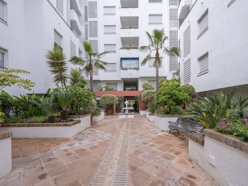 Two-bedroom, two-bathroom flat with a spacious living/dining room opening onto a large terrace. Kitchen plus utility room. One parking space included in the price.