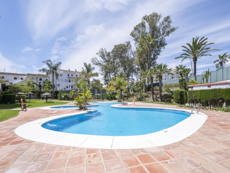 Two-bedroom, two-bathroom flat with a spacious living/dining room opening onto a large terrace. Kitchen plus utility room. One parking space included in the price.