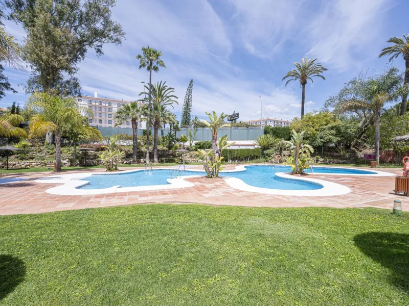 Two-bedroom, two-bathroom flat with a spacious living/dining room opening onto a large terrace. Kitchen plus utility room. One parking space included in the price.