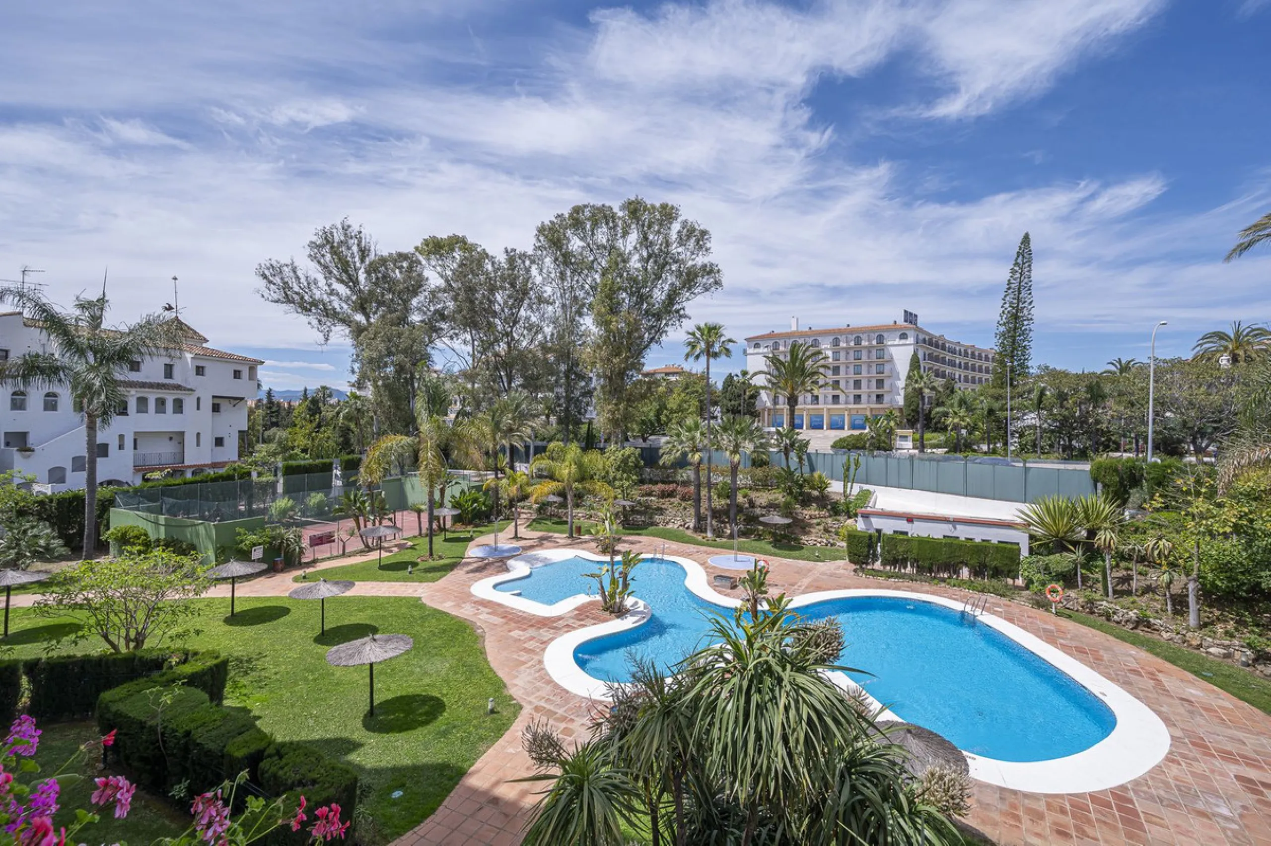 Two-bedroom, two-bathroom flat with a spacious living/dining room opening onto a large terrace. Kitchen plus utility room. One parking space included in the price.