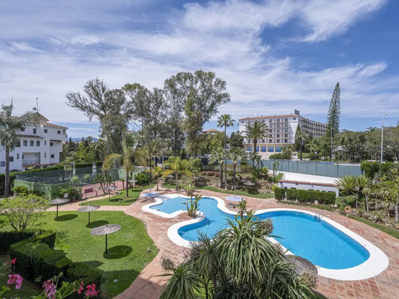 Two-bedroom, two-bathroom flat with a spacious living/dining room opening onto a large terrace. Kitchen plus utility room. One parking space included in the price.