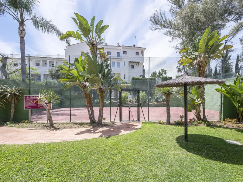 Two-bedroom, two-bathroom flat with a spacious living/dining room opening onto a large terrace. Kitchen plus utility room. One parking space included in the price.