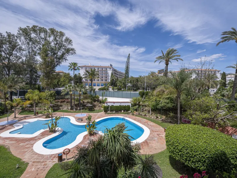 Two-bedroom, two-bathroom flat with a spacious living/dining room opening onto a large terrace. Kitchen plus utility room. One parking space included in the price.