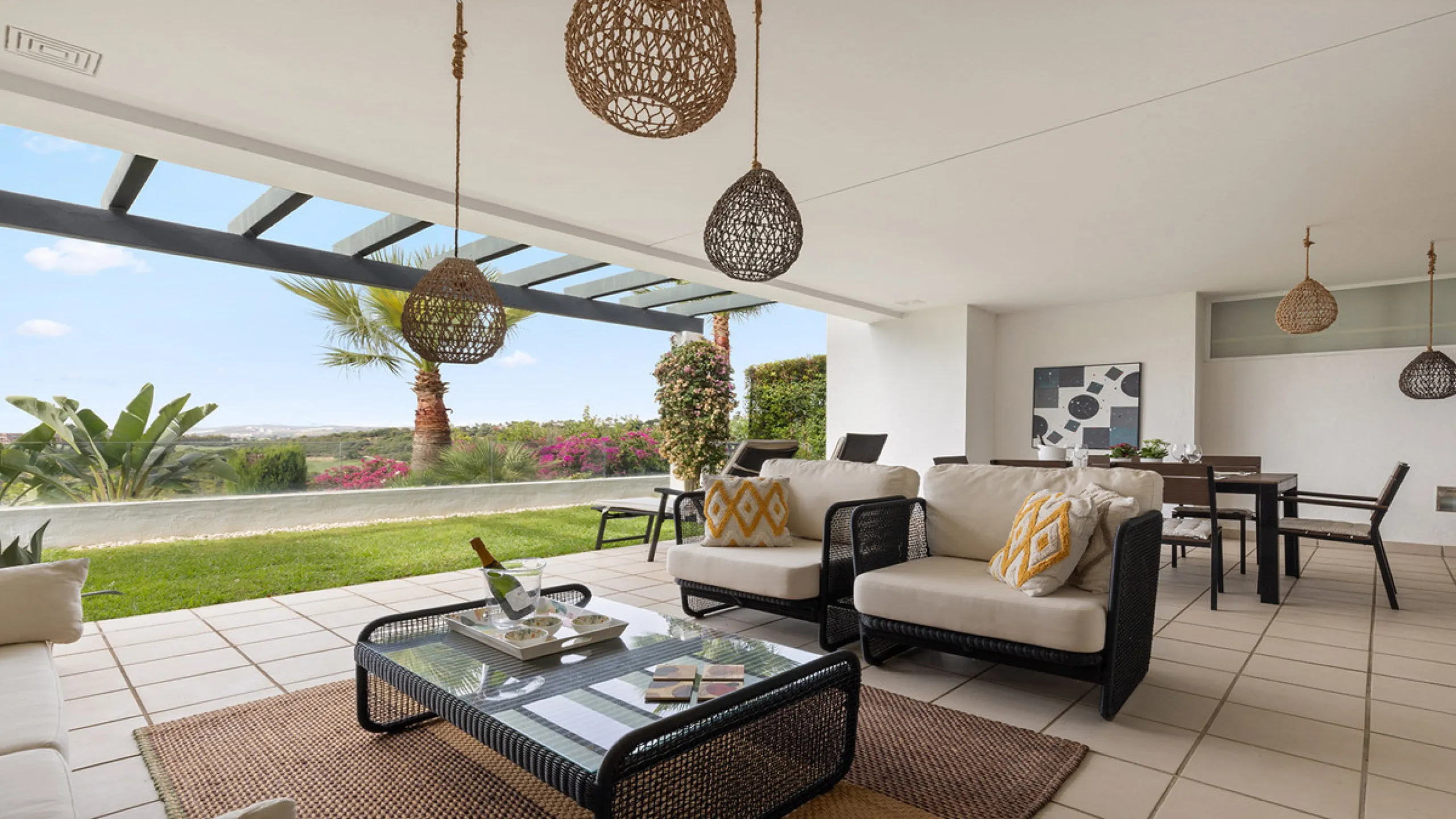 Diese elegante Erdgeschosswohnung liegt in der exklusiven Wohnanlage Terrazas de Cortesin, mitten im weltbekannten Finca Cortesin Golf Resort in Casares. Bekannt für seinen Meisterschaftsgolfplatz (Austragungsort des Solheim Cups 2023)