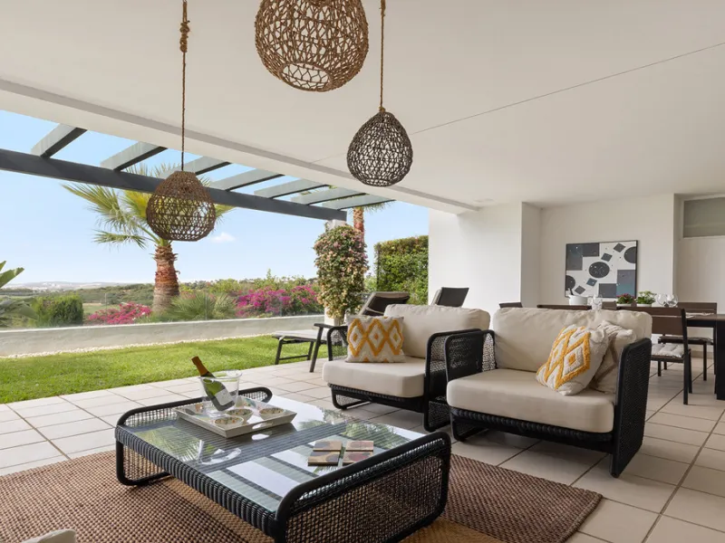 Diese elegante Erdgeschosswohnung liegt in der exklusiven Wohnanlage Terrazas de Cortesin, mitten im weltbekannten Finca Cortesin Golf Resort in Casares. Bekannt für seinen Meisterschaftsgolfplatz (Austragungsort des Solheim Cups 2023)