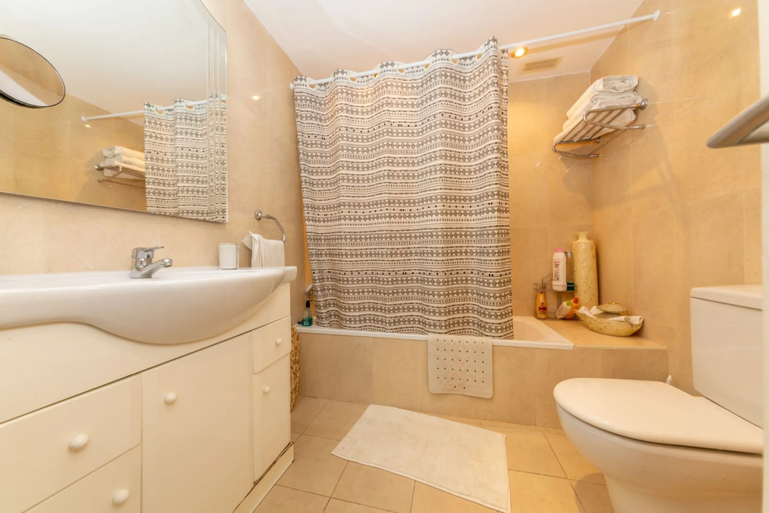 Apartment - Middle Floor Apartment в продаже в Marbella, Málaga. В доме 2 спален и 2 ванных комнат. Площадь дома 110 м²