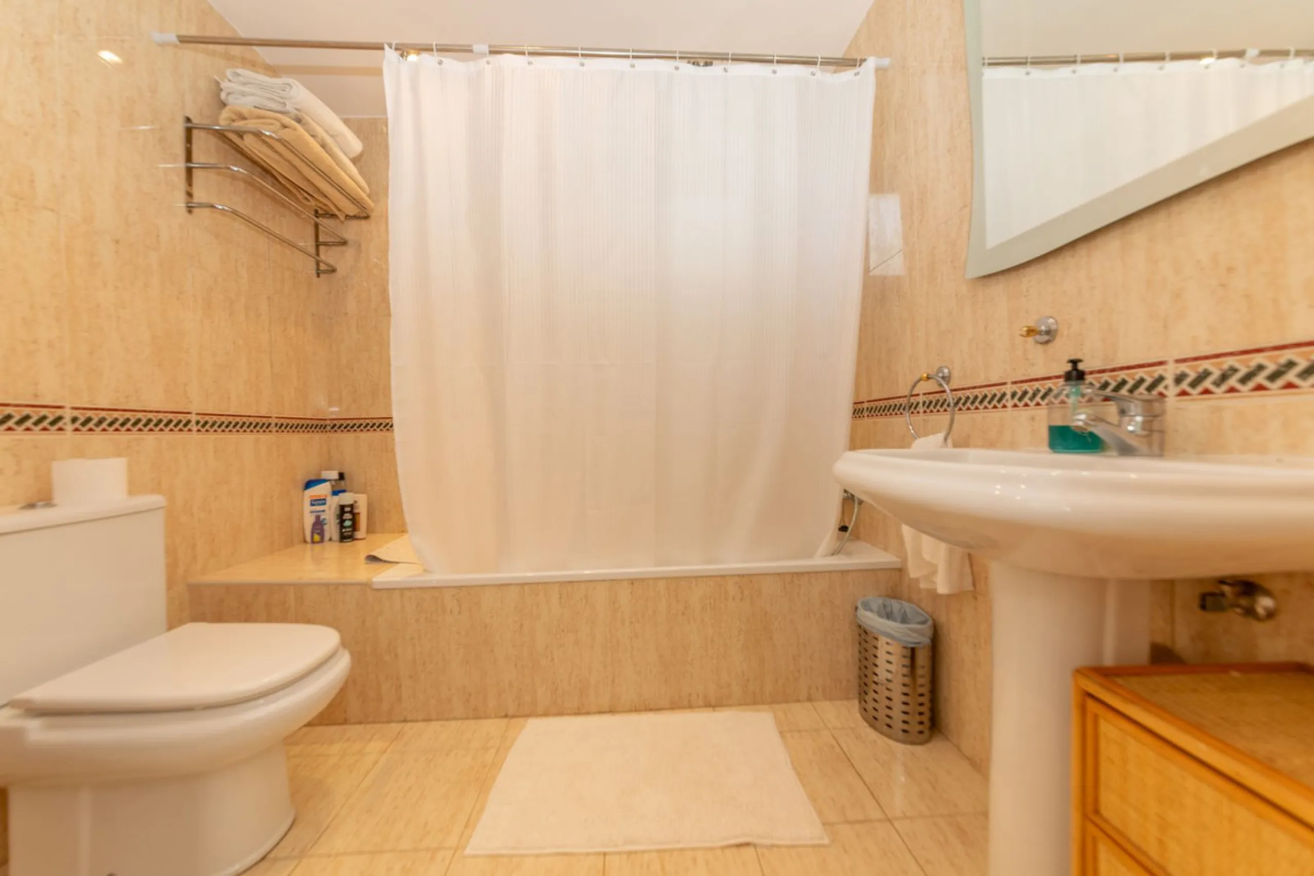 Apartment - Middle Floor Apartment в продаже в Marbella, Málaga. В доме 2 спален и 2 ванных комнат. Площадь дома 110 м²