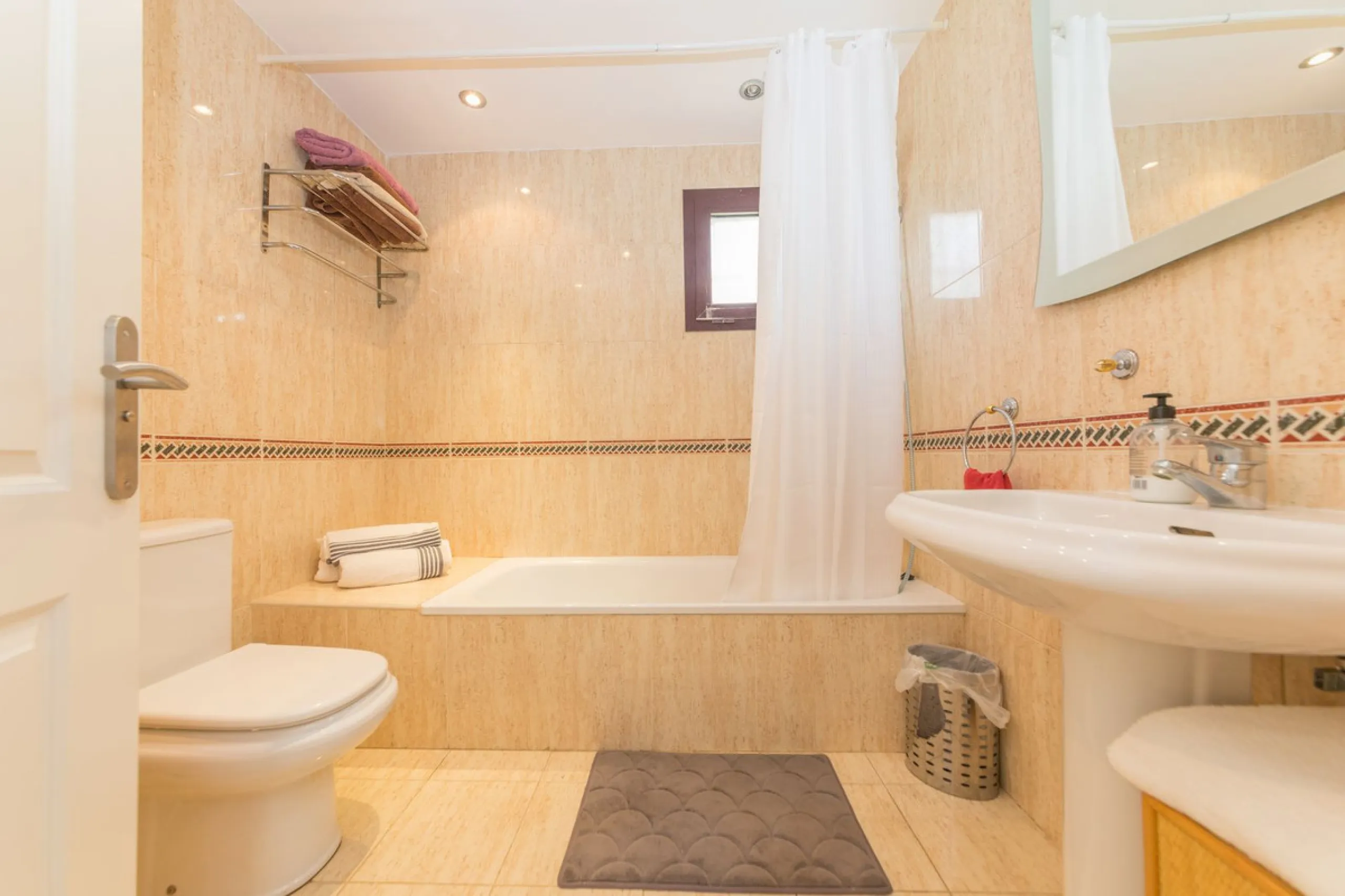 Apartment - Middle Floor Apartment в продаже в Marbella, Málaga. В доме 2 спален и 2 ванных комнат. Площадь дома 110 м²