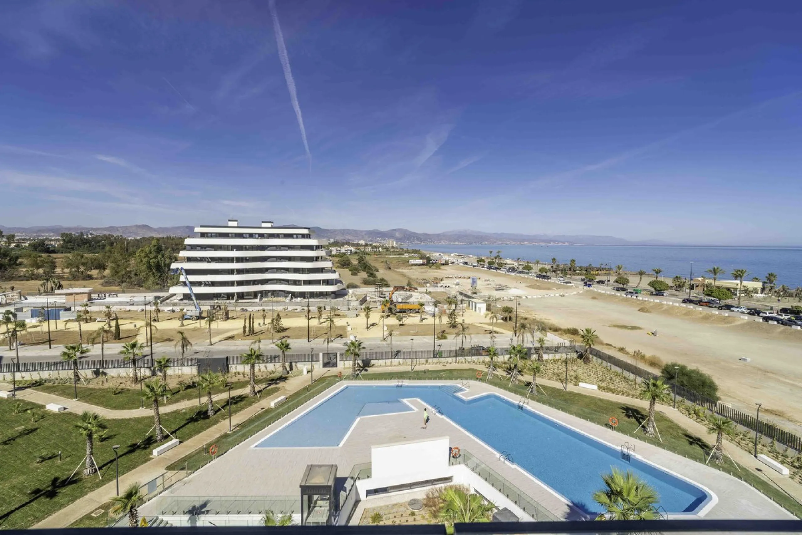 Discover this stunning luxury penthouse, located in an exclusive gated community, offering panoramic sea and mountain views. This property is the perfect retreat for those seeking comfort and elegance in a privileged setting.