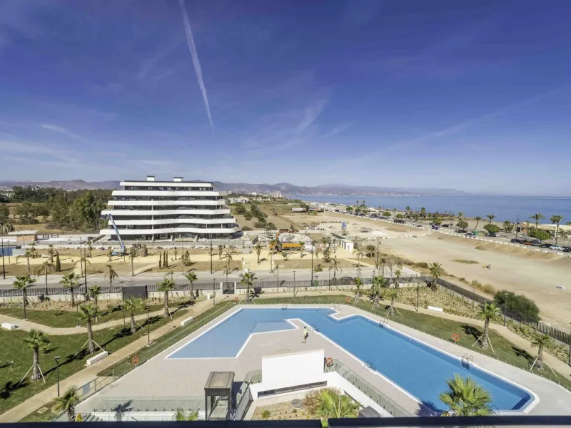 Discover this stunning luxury penthouse, located in an exclusive gated community, offering panoramic sea and mountain views. This property is the perfect retreat for those seeking comfort and elegance in a privileged setting.