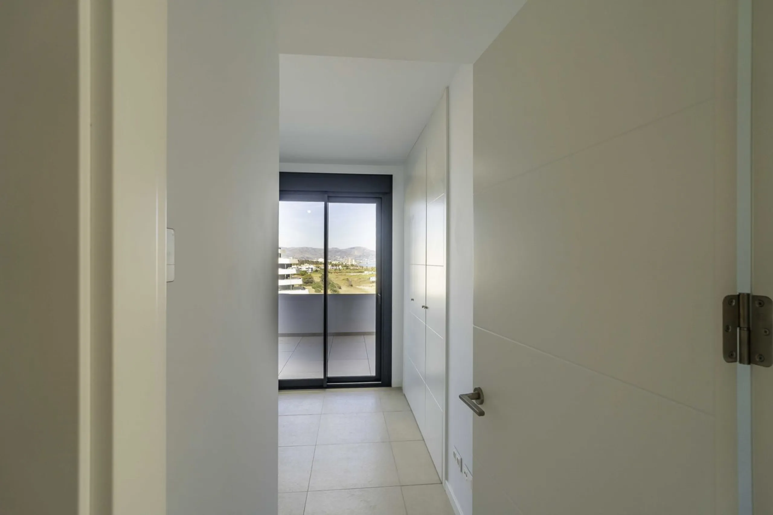 Discover this stunning luxury penthouse, located in an exclusive gated community, offering panoramic sea and mountain views. This property is the perfect retreat for those seeking comfort and elegance in a privileged setting.
