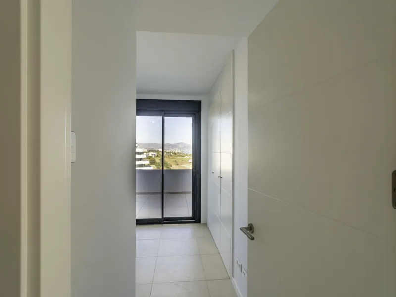 Discover this stunning luxury penthouse, located in an exclusive gated community, offering panoramic sea and mountain views. This property is the perfect retreat for those seeking comfort and elegance in a privileged setting.