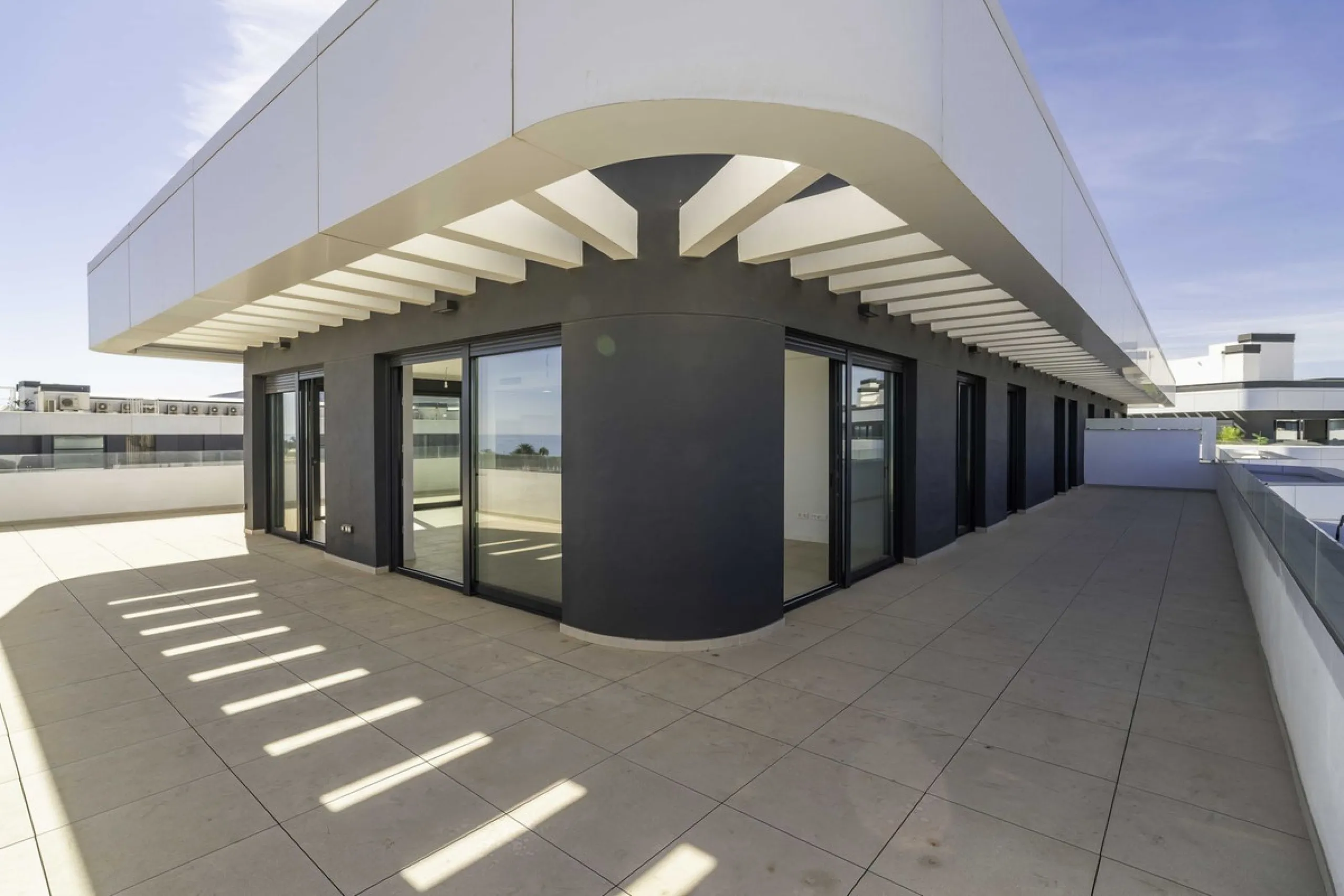 Discover this stunning luxury penthouse, located in an exclusive gated community, offering panoramic sea and mountain views. This property is the perfect retreat for those seeking comfort and elegance in a privileged setting.