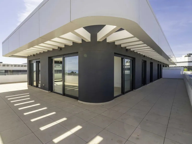 Discover this stunning luxury penthouse, located in an exclusive gated community, offering panoramic sea and mountain views. This property is the perfect retreat for those seeking comfort and elegance in a privileged setting.