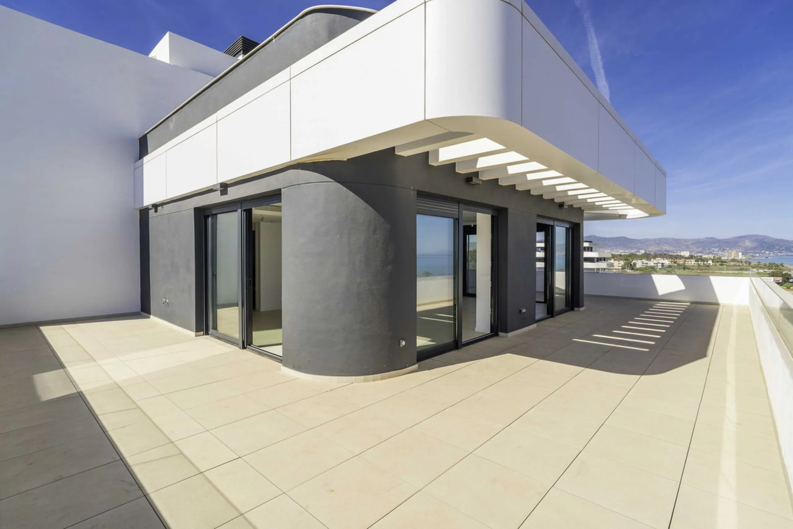 Discover this stunning luxury penthouse, located in an exclusive gated community, offering panoramic sea and mountain views. This property is the perfect retreat for those seeking comfort and elegance in a privileged setting.