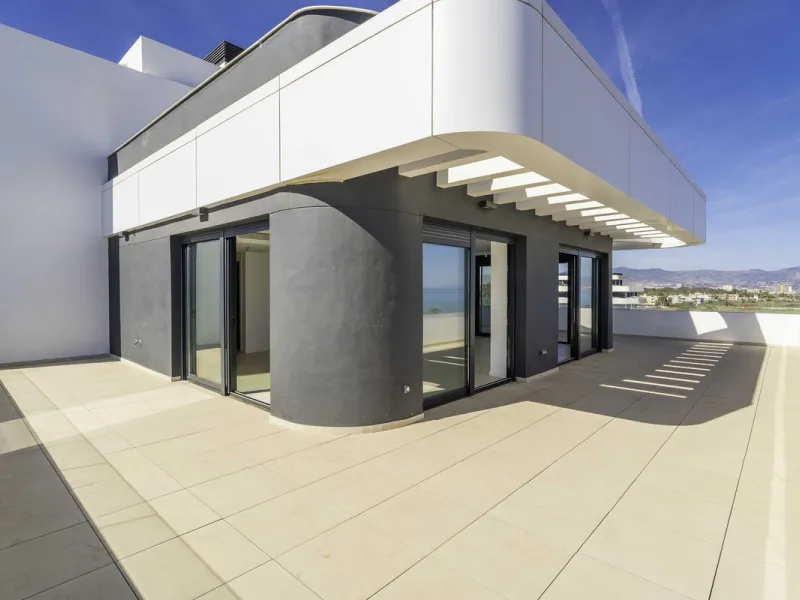 Discover this stunning luxury penthouse, located in an exclusive gated community, offering panoramic sea and mountain views. This property is the perfect retreat for those seeking comfort and elegance in a privileged setting.