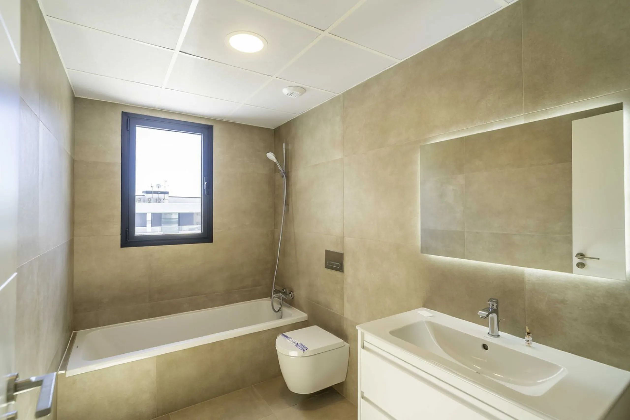Discover this stunning luxury penthouse, located in an exclusive gated community, offering panoramic sea and mountain views. This property is the perfect retreat for those seeking comfort and elegance in a privileged setting.