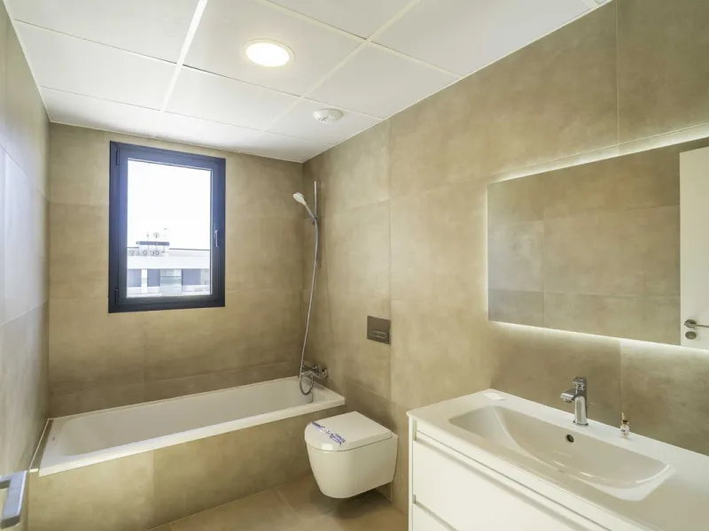 Discover this stunning luxury penthouse, located in an exclusive gated community, offering panoramic sea and mountain views. This property is the perfect retreat for those seeking comfort and elegance in a privileged setting.