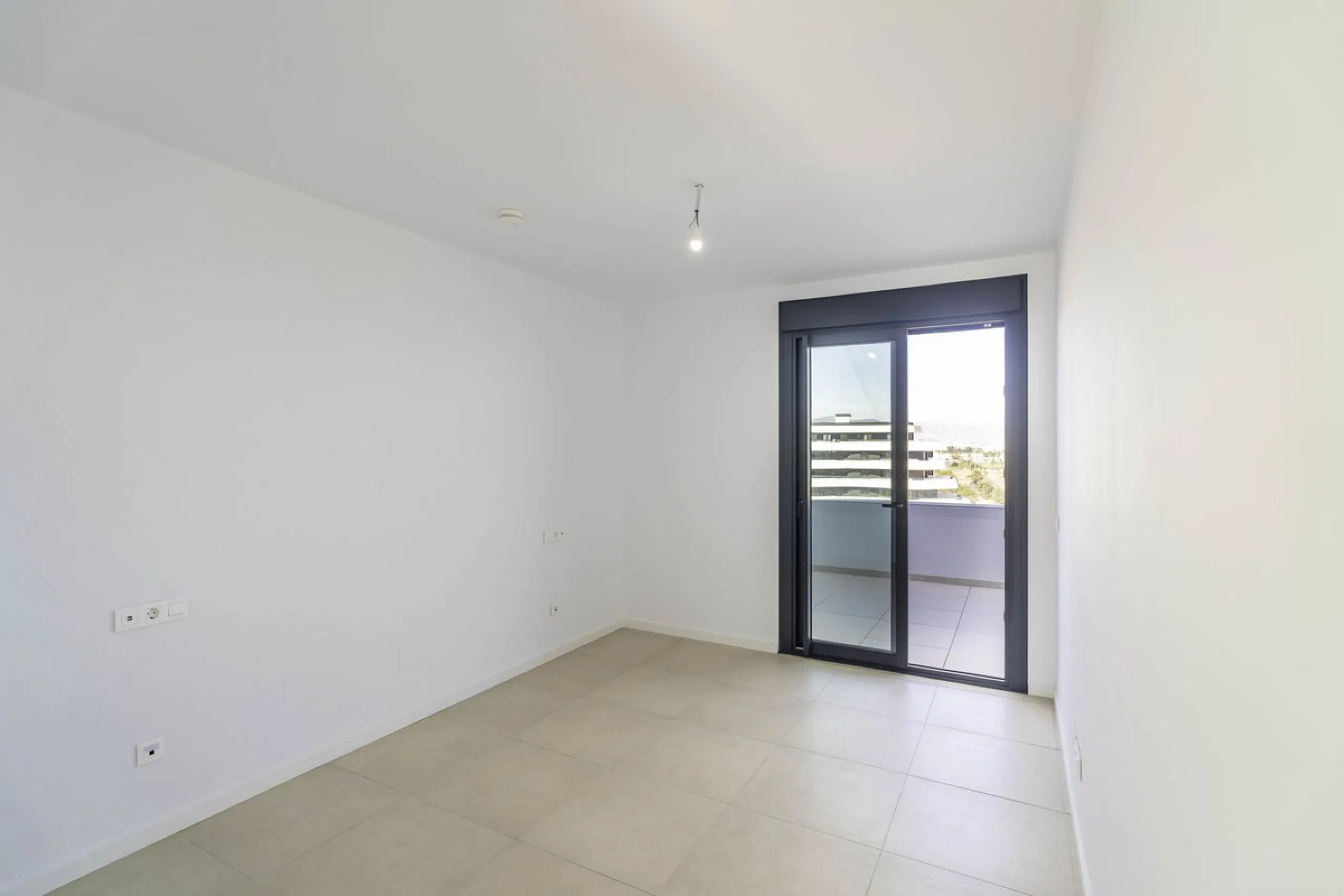 Discover this stunning luxury penthouse, located in an exclusive gated community, offering panoramic sea and mountain views. This property is the perfect retreat for those seeking comfort and elegance in a privileged setting.